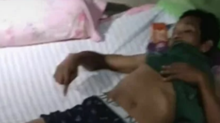 Eve giren davetsiz misafir itfaiye ekiplerini harekete geçirdi! Üzerinde kobra dolaşırken saatlerce hareketsiz yatmak zorunda kaldı