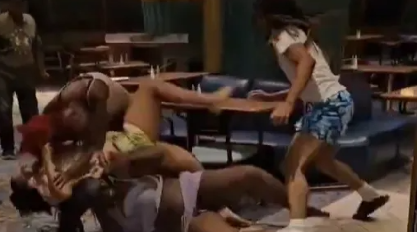 Kadın yolcular arasında saç saç baş başa kavga çıktı! Birbirlerinin üzerine çıkıp yerlerde sürüklendiler... Diğer yolcular ayırmakta zorluk yaşadı