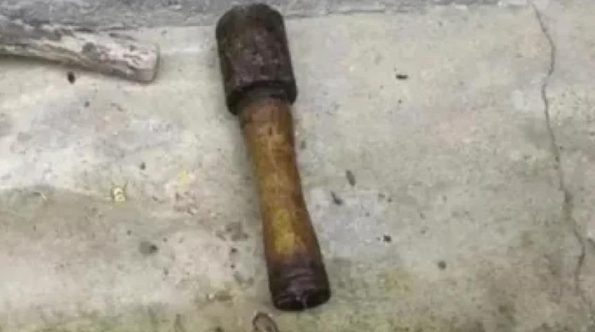 Tarlasında buldu: 20 yıl boyunca çekiç olarak kullandı! O nesne el bombası çıktı...