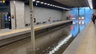 İstanbul'da kuvvetli yağış alarmı! Yol çöktü, iki araç içine düştü...Bursa'da metro istasyonunu su bastı