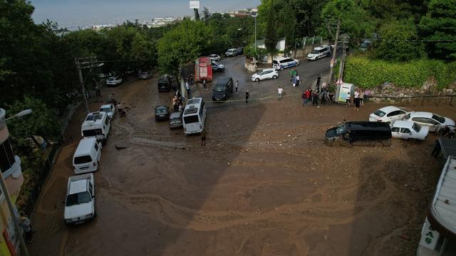 Bursa'yı sağanak yağış vurdu! Çok sayıda ev, iş yeri ve fabrikayı su bastı! Debisi yükselen çayda ceset bulundu