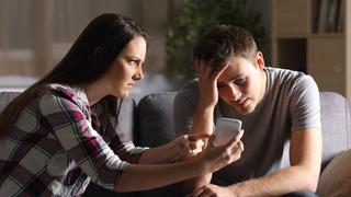 Sevgilisinin telefonunu karıştıran kadın gördüğüne inanamadı! 'Babaannem öldüğünde...'