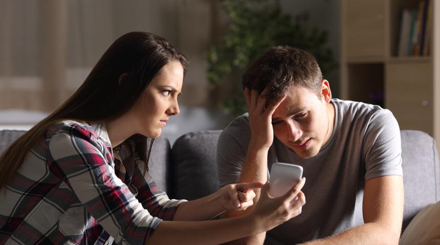 Sevgilisinin telefonunu karıştıran kadın g&ouml;rd&uuml;ğ&uuml;ne inanamadı! 'Babaannem &ouml;ld&uuml;ğ&uuml;nde...'