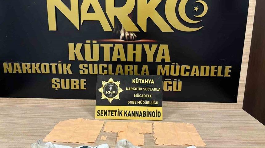 Kütahya’da 3 bin 844 içimlik kağıda emdirilmiş bonzai ele geçirildi, 2 kişi tutuklandı