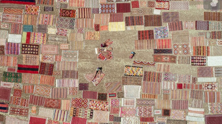 Tarlalardaki halılar kadın iş&ccedil;ilerin emekleriyle pastelleşiyor! Aile ekonomisine katkı sağlıyorlar