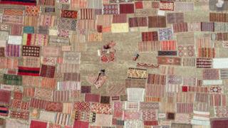 Tarlalardaki halılar kadın işçilerin emekleriyle pastelleşiyor! Aile ekonomisine katkı sağlıyorlar