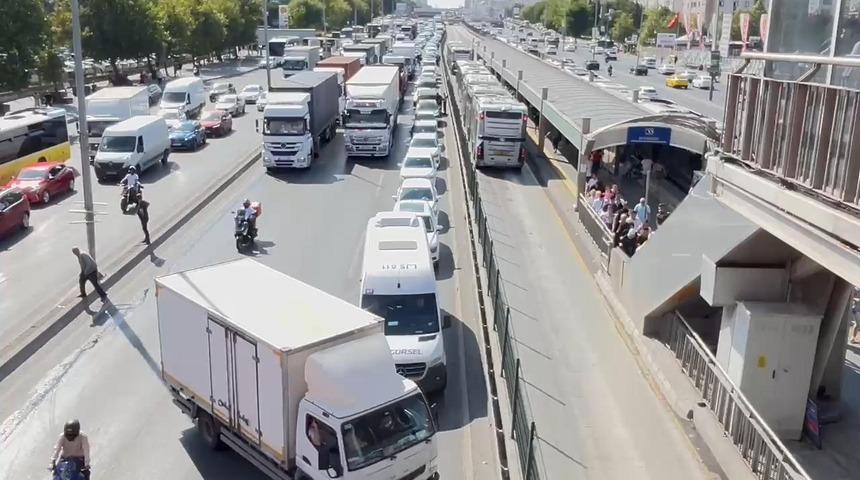 Son dakika | D100'de TIR kazası! Peş peşe çarptı, yan yol trafiğe kapandı