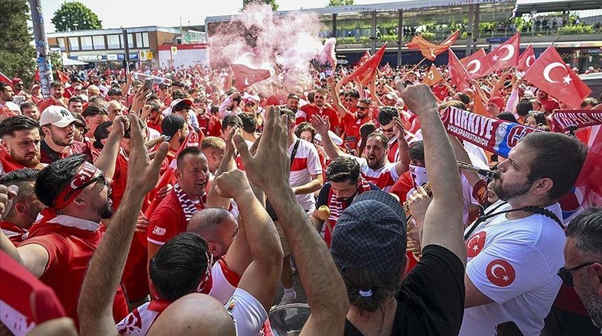 Berlin'e akın! Hollanda maçı için Türkiye'den 25 uçak seferi... Her yer kırmızı-beyaz