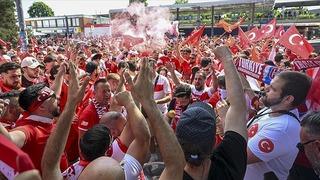 Berlin'e akın! Hollanda maçı için Türkiye'den 25 uçak seferi... Her yer kırmızı-beyaz