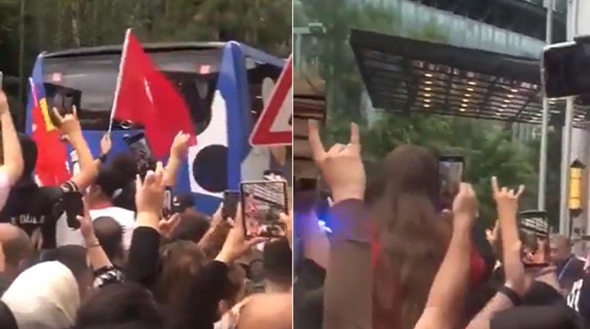Ay yıldızlılara Berlin'de 'Bozkurt'lu karşılama! Alman çocuk Türk taraftarın coşkusuna böyle kapıldı 
