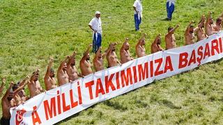 Başpehlivanlar, Kırkpınar'da milli futbolcuları Bozkurt işaretiyle selamladı