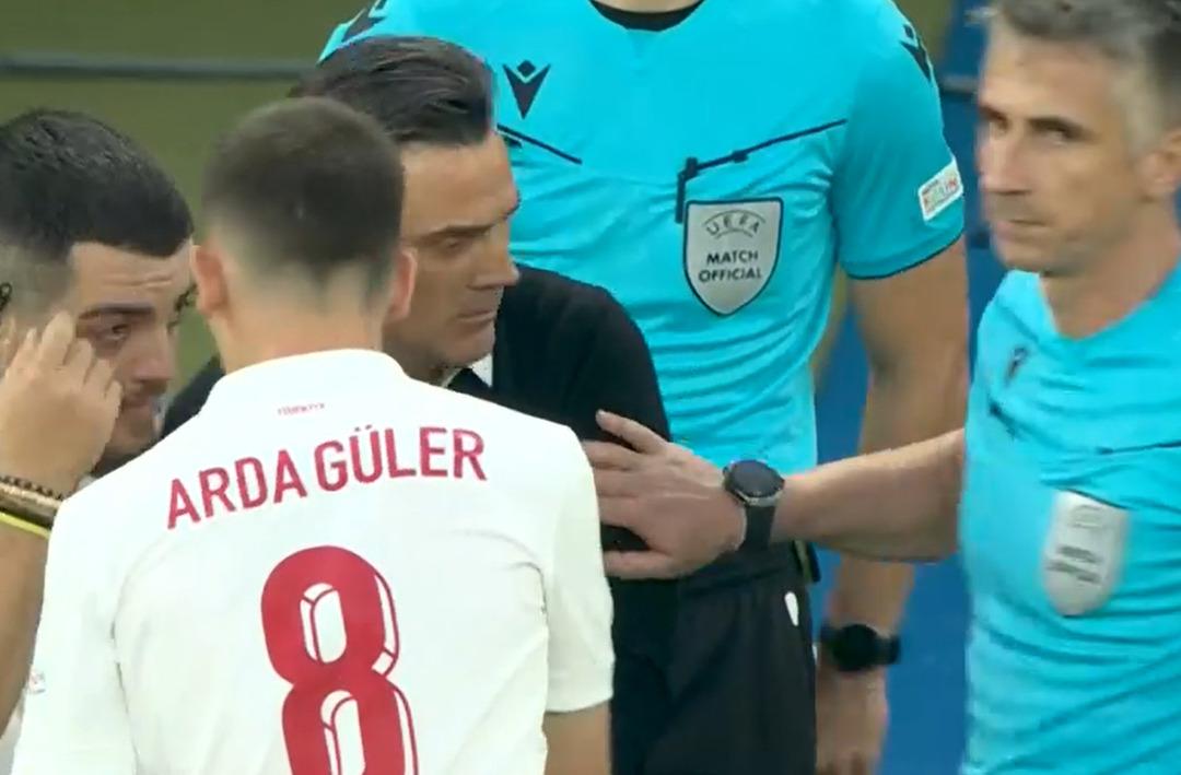 T&uuml;rkiye Hollanda ma&ccedil;ında hakemden Montella'ya skandal el hareketi!