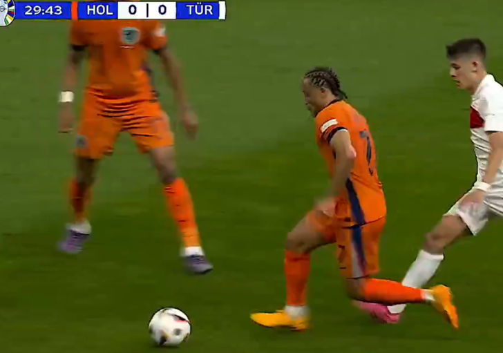 Hakemden skandal üstüne skandal! Mert Müldür'ün ayağı kırılıyordu... Bu nasıl sarı kart! G1