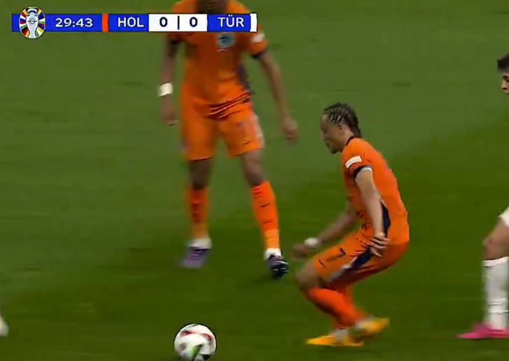 Hakemden skandal üstüne skandal! Mert Müldür'ün ayağı kırılıyordu... Bu nasıl sarı kart! G2