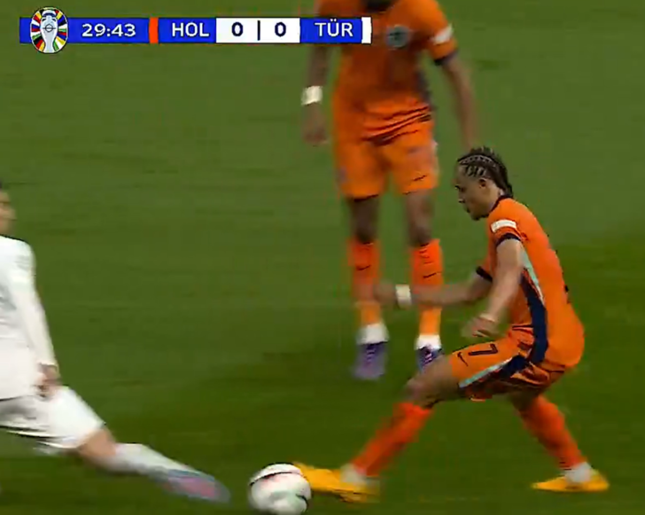 Hakemden skandal üstüne skandal! Mert Müldür'ün ayağı kırılıyordu... Bu nasıl sarı kart! G3