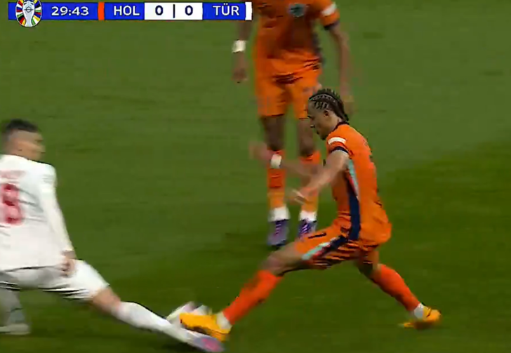 Hakemden skandal üstüne skandal! Mert Müldür'ün ayağı kırılıyordu... Bu nasıl sarı kart! G4