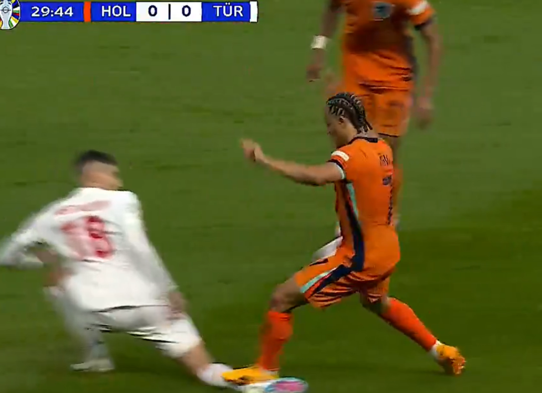 Hakemden skandal &uuml;st&uuml;ne skandal! Mert M&uuml;ld&uuml;r'&uuml;n ayağı kırılıyordu... Bu nasıl sarı kart!