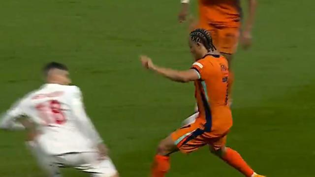 Hakemden skandal üstüne skandal! Mert Müldür'ün ayağı kırılıyordu... Bu nasıl sarı kart!