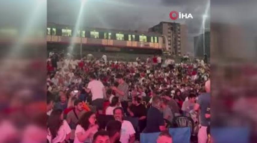 Yer: İstanbul! Marmaray'ı durdurup maçı izledi