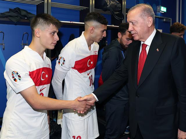 Cumhurbaşkanı Erdoğan, soyunma odasına indi: Siz bizim şampiyonumuzsunuz!