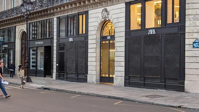 Mağaza vitrinleri tek tek kara tahtalarla kapatıldı! Nedeni ise bir hayli şaşırttı!