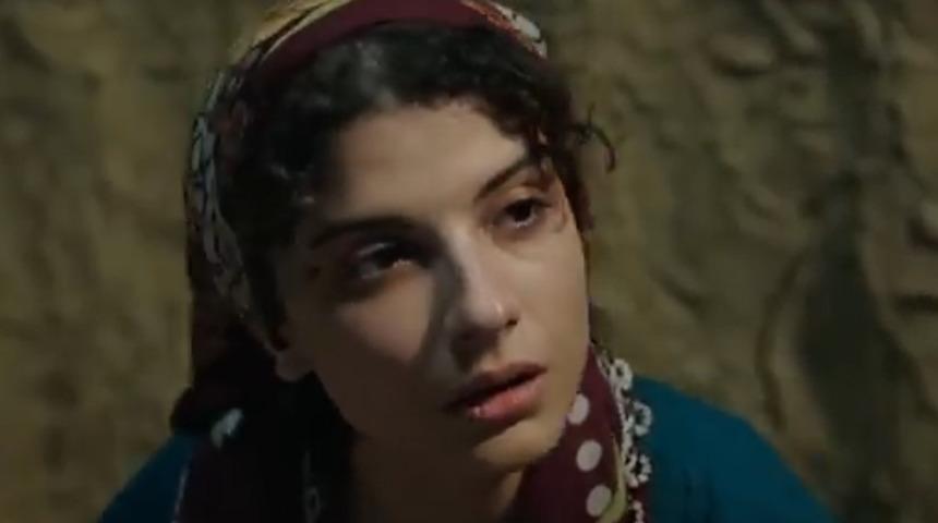 Kırmızı Oda'nın Narin'i Aylin Paksoy evlendi! Gelinliği dikkat çekti