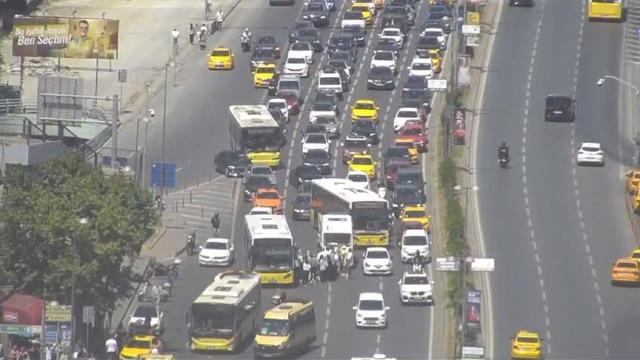 Şişli'de korkunç olay! Motosikletli epilepsi nöbeti geçirip otobüsün önüne düştü