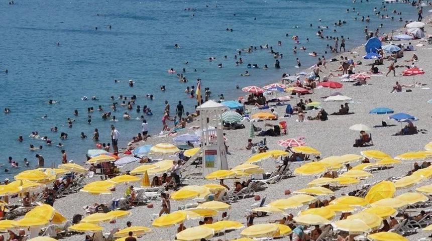 O şehirde termometreler 41 dereceyi gördü! Sıcaktan bunalanlar kendini denize attı!