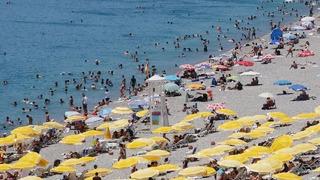 O şehirde termometreler 41 dereceyi gördü! Sıcaktan bunalanlar kendini denize attı!