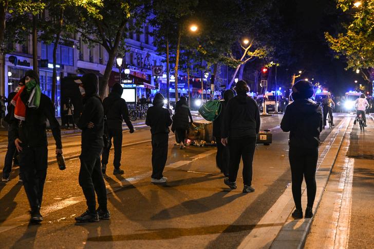 Fransa'da erken seçim sonrası ortalık yangın yeri: Paris savaş alanına döndü, polis göstericileri kovaladı G1