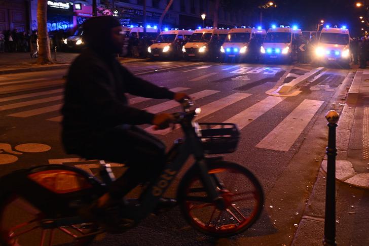 Fransa'da erken seçim sonrası ortalık yangın yeri: Paris savaş alanına döndü, polis göstericileri kovaladı G4