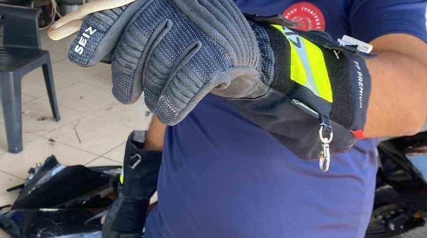 Motosikletin motor kısmına giren yılanı itfaiye yakaladı