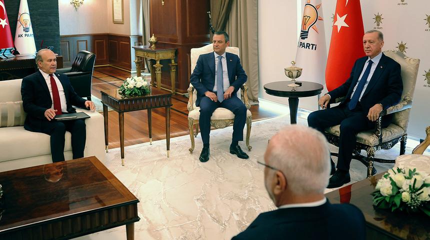 Not tutan CHP'lileri görünce Elitaş da satır satır yazmış! Erdoğan-Özel görüşmesinde ilginç detay: "Alışkın olmadığımız bir şeydi"