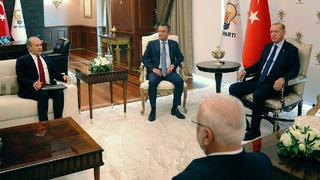 Not tutan CHP'lileri görünce Elitaş da satır satır yazmış! Erdoğan-Özel görüşmesinde ilginç detay: Alışkın olmadığımız bir şeydi