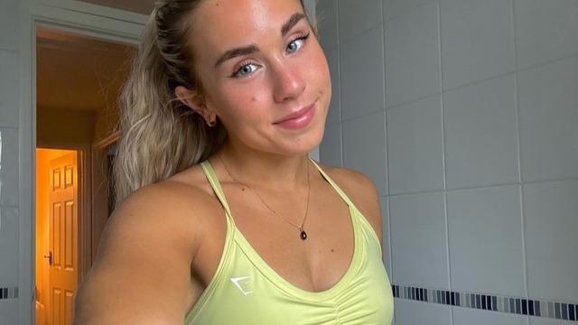 Fitness eğitmeni kadın saniyeler arayla çekilmiş iki fotoğrafla Instagram gerçeğini ortaya çıkardı