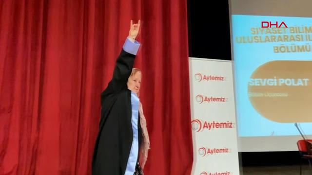 Diplomasını almaya 'bozkurt' işareti yaparak çıktı: ''Merih Demiral'e destek için''