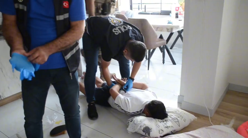 Yüzlerce kişiyi dolandırmışlar! 19 ilde düğmeye basıldı: Düğüm-1 ile yakalandılar