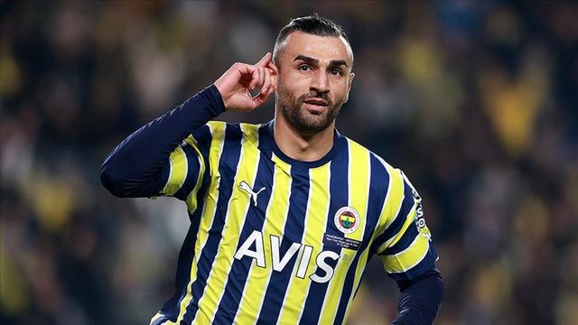 Galatasaray'da transfer temasları sürerken,Okan Buruk'un önüne son olarak Fenerbahçe'de top koşturan Serdar Dursun geldi. 640xauto