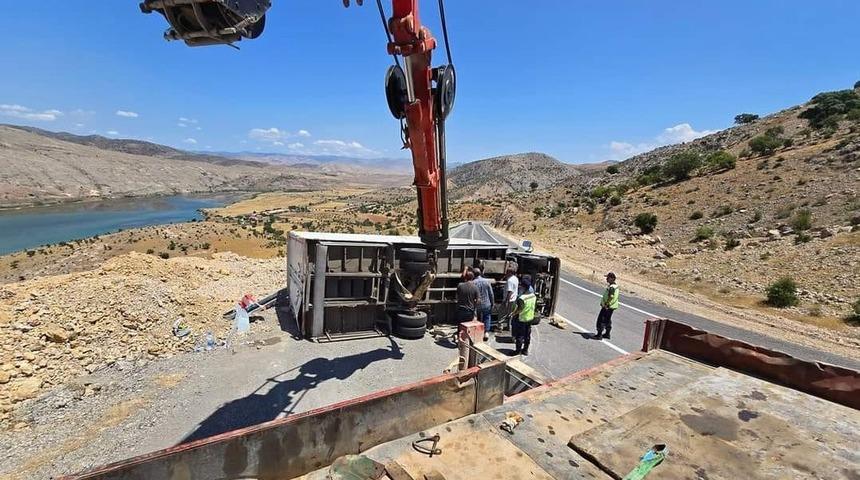 Kemaliye’de tır devrildi: 1 yaralı