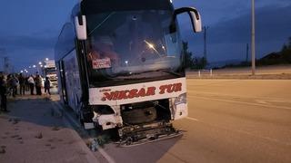 Amasya'da yolcu otobüsü ile çarpışan hafif ticari araçtaki 3 kişi yaralandı