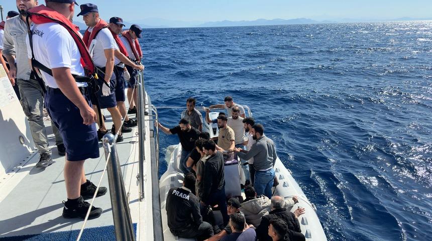 Muğla açıklarında sürüklenen bottaki 26 düzensiz göçmen kurtarıldı