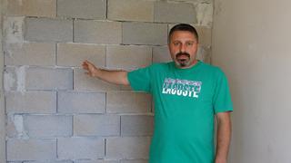 Apartman sakinleri neye uğradığını şaşırdı! Müteahhit binanın girişine duvar ördü