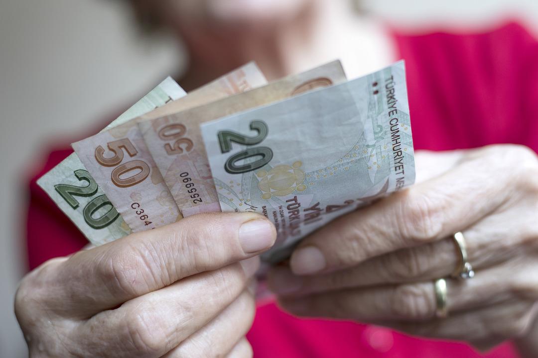 SSK BAĞ-KUR EMEKLİ MAAŞI SON DAKİKA: Yarın i&ccedil;in geri sayım başladı: En d&uuml;ş&uuml;k emekli maaşında SGK uzmanı 'K&uuml;s&uuml;ratlı bir rakam olmayacak' dedi: Y&uuml;zde 24,73 + y&uuml;zde 20 form&uuml;l&uuml;