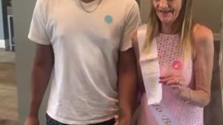 Kendisi 63, kocası 26 yaşında! Bebeklerinin cinsiyetini açıkladıkları parti sosyal medyada gündem oldu... Bebeğin şansı hiç yok