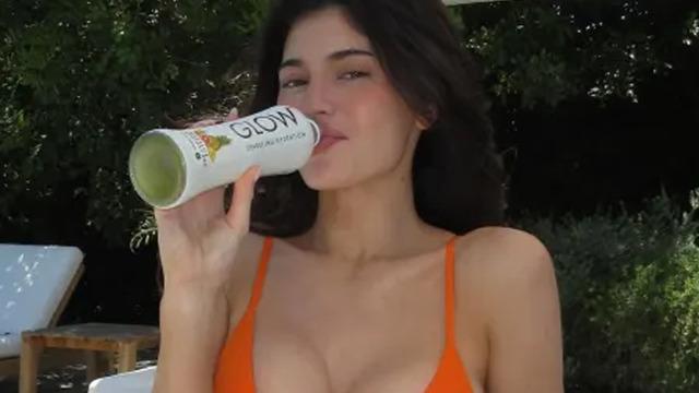Kylie Jenner'in pozları gündemde! Neden 3 beden küçük giyiyorsun?