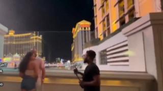 Sokak ortasında öpüşen bir çiftin yanına giderek onlara silah çekti! Canlı yayında dehşete düşüren anlar... Kick yayıncısı yasaklandı