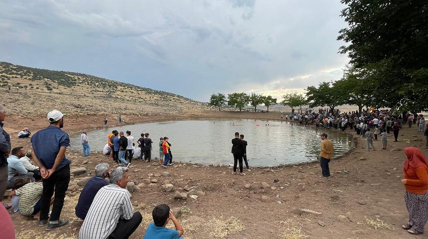 Serinlemek için girdikleri göletten çıkamadılar… Acı haber aileyi yasa boğdu!