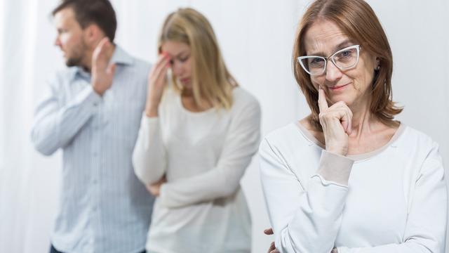 Evlenme aşamasındaki bir kadın kaynanasının şok edici hareketlerini paylaştı! 'Düğün gecesi için yanımızdaki odayı ayırmış'