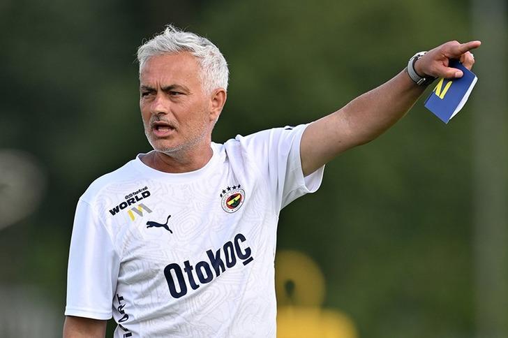 Mourinho ısrarla o ismi istiyor! Yönetim harekete geçti bile... Fenerbahçe'ye 2.01'lik dev golcü