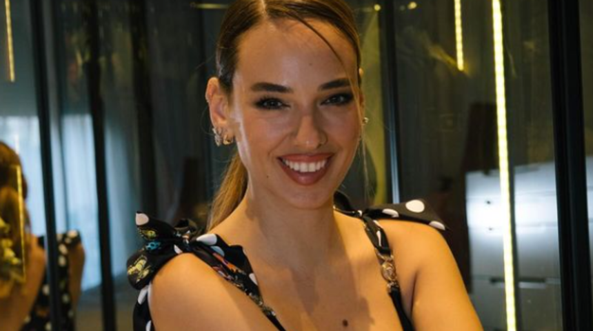 Zeytin Ağacı galasına Seda Bakan damga vurdu! Saçı, makyajı ve derin yırtmacı olay oldu